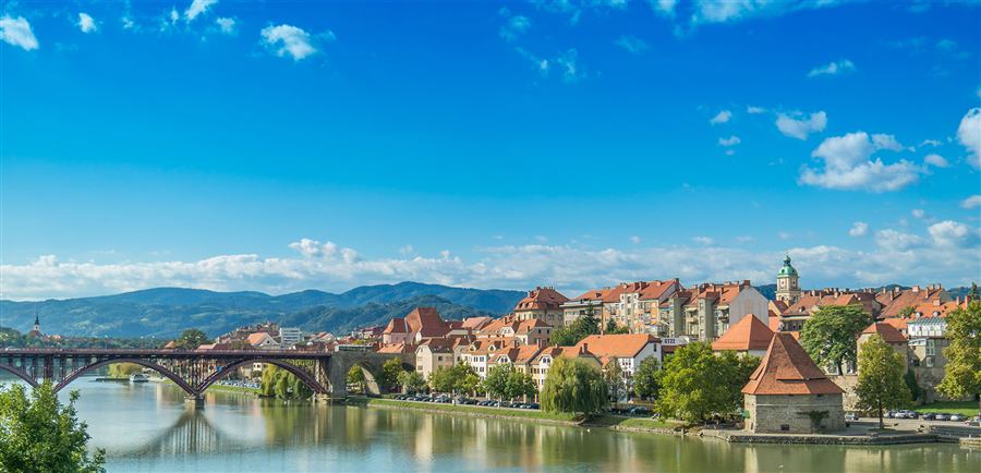 Pogled na Maribor in reko Dravo s Starim mostom